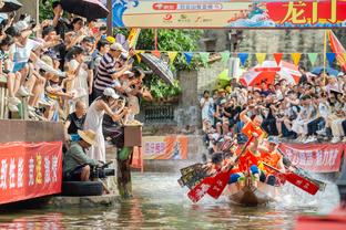 太背了！劳塔罗本场失点&疑似伤退，下场后在替补席用毛巾盖住脸